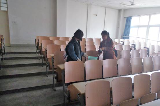 申搏sunbet阳光青协l雷锋月3月5日清扫教二教室 (2)