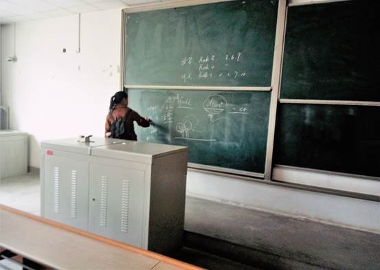 申搏sunbet阳光青协l雷锋月3月5日清扫教二教室 (3)